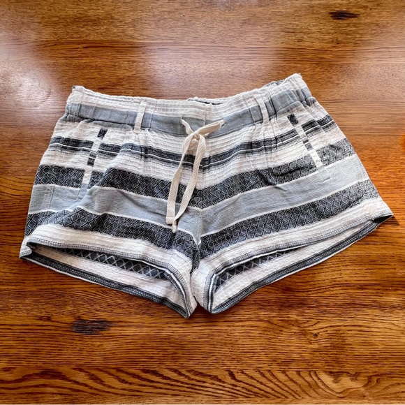 ⭐️ Lou & Grey The Loft Striped Drawstring Tie Front Summer Shorts - Picture 3 of 11